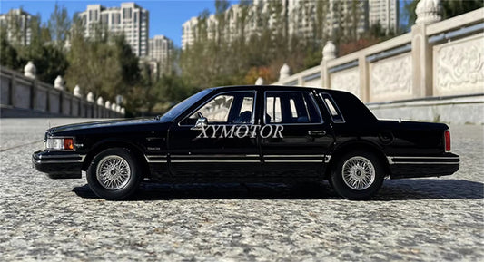 1/18 for Lincoln Town Car 1990 Second Generation Diecast Model Toys Hobby Cars Gifts Black Display Collection Ornaments