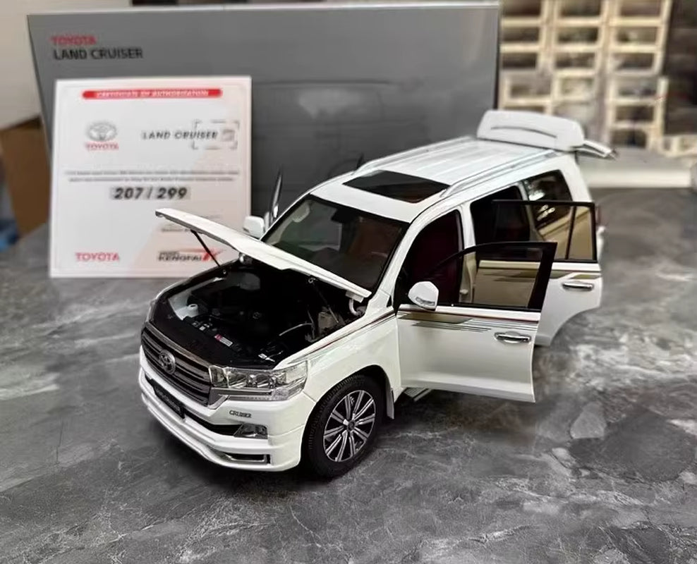 KENGFAI 1:18 Car Model Toyota Land Cruiser LC200 Full Open Simulation Alloy Static Model Room Ornament Collection Birthday Gift