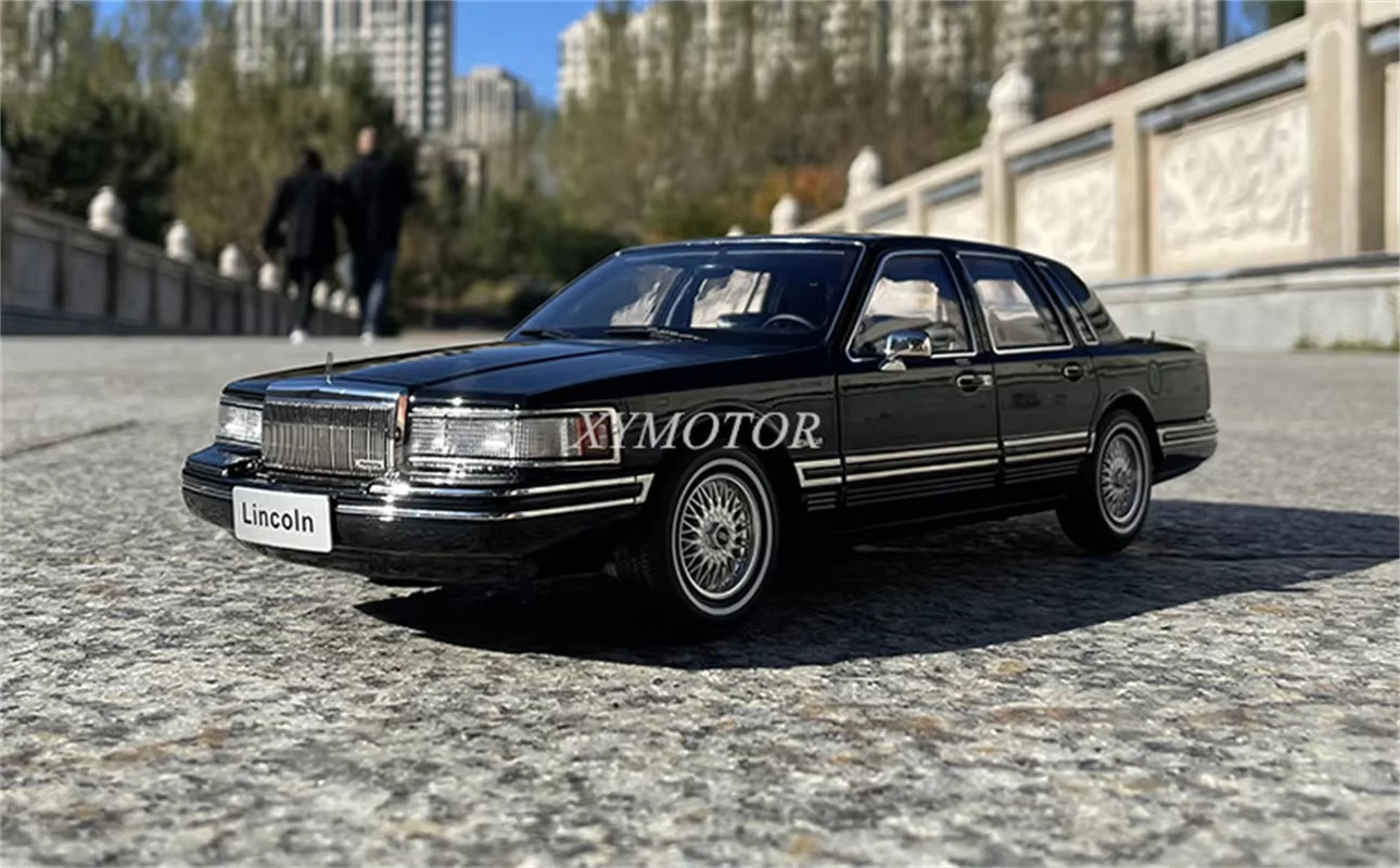 1/18 for Lincoln Town Car 1990 Second Generation Diecast Model Toys Hobby Cars Gifts Black Display Collection Ornaments