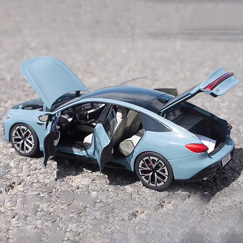 1: 18 Original A5L Alloy Simulation Car Model Collection Ornament Lighting Version