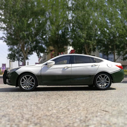 Original  Hongqi H5 Sedan Armed Version 1:18 Alloy Simulation Car Model