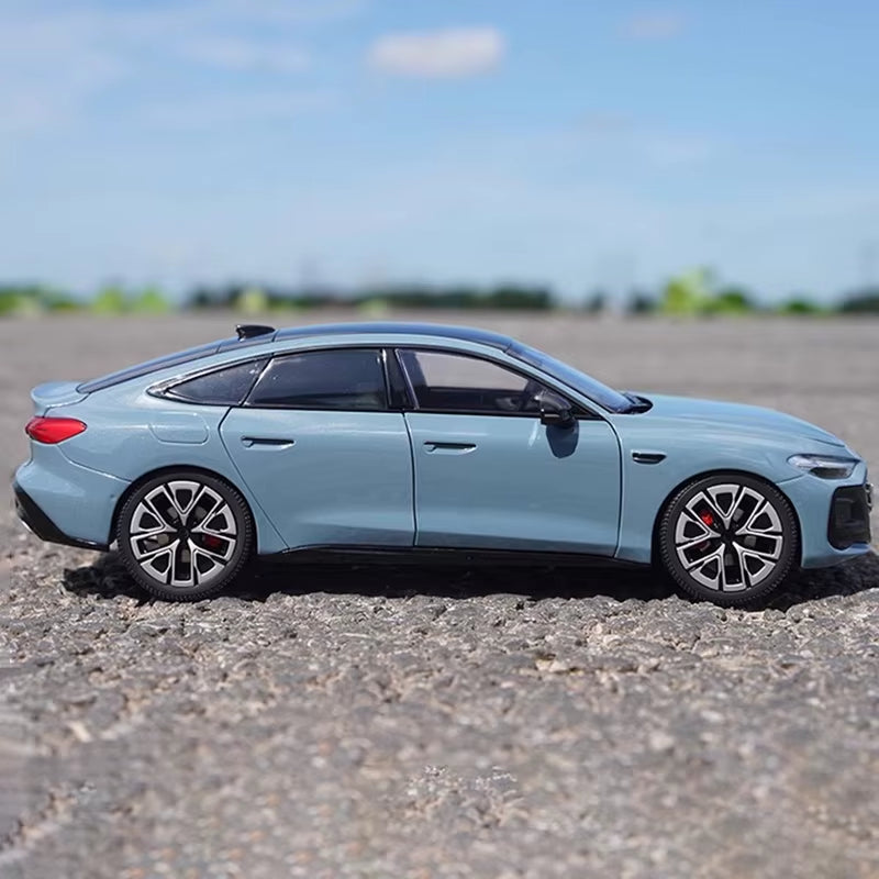 1: 18 Original A5L Alloy Simulation Car Model Collection Ornament Lighting Version