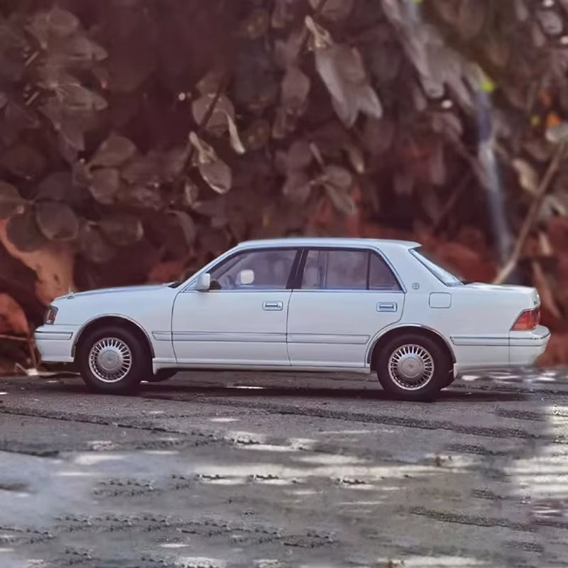 1: 18 Kengfai 10Th Generation Simulation Car Model Suitable for Crown 1555 CROWN Alloy