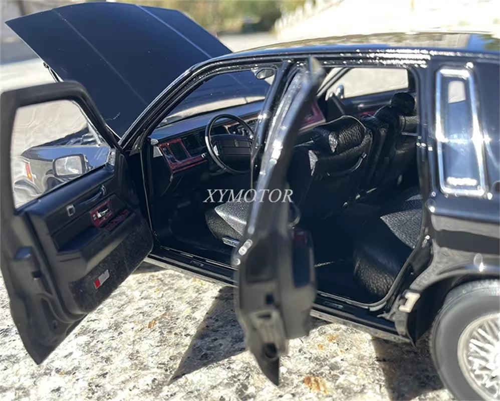 1/18 for Lincoln Town Car 1990 Second Generation Diecast Model Toys Hobby Cars Gifts Black Display Collection Ornaments