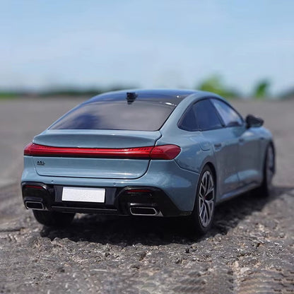 1: 18 Original A5L Alloy Simulation Car Model Collection Ornament Lighting Version