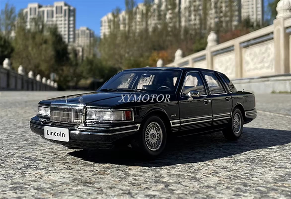 1/18 for Lincoln Town Car 1990 Second Generation Diecast Model Toys Hobby Cars Gifts Black Display Collection Ornaments