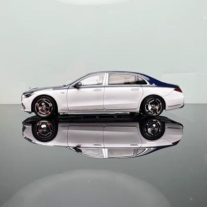 Almostreal 1: 18 Maybach S-Class Blue and White Alloy Fully Open Car Model